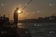 夕阳下抱鱼的剪影。