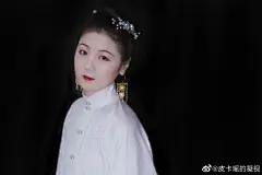 元宵行乐

——————————

衣：来料
裙：汉客丝路藏蓝天马@汉客丝路
扣：珍珠银莲年有鱼@三花圆子 ...展开全文c