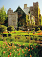 Hatley Castle, Victoria, British Columbia, Canada。海特利古堡，位于加拿大不列颠哥伦比亚省维多利亚市，属于海特利国家历史遗址公园（Hatley Park National Historic Site）内。古堡是前卑诗省督James Dunsmuir在1908年出资建成的，由维多利亚设计师Samuel Maclure设计，并邀请波士顿和马萨诸塞的著名园艺景观艺术家设计庭园和周遭环境，在建造时不计成本。现在该古堡已成为皇家路大学（Royal Roads Univ