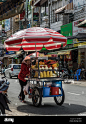 Mujer Vietnamita vendiendo frutas en una carreta de mano en Saigon, Ho Chi  Minh, Vietnam Fotografía de stock - Alamy