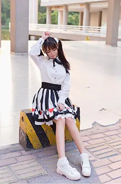 小智图说-穿白色衫和黑白条纹裙的可爱女孩，扎两个马尾辫很美！-今日头条