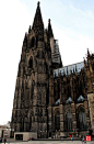 科隆大教堂，是位于德国科隆的一座天主教教堂，是科隆市的标志性建筑物。它是欧洲北部最大的教堂，集宏伟与细腻于一身，是中世纪欧洲哥特式建筑艺术的代表作，也可以说是世界上最完美的哥特式教堂建筑。它与巴黎圣母院大教堂和罗马圣彼得大教堂并称为欧洲三大宗教建筑。 #建筑时刻#