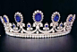 【蓝宝石王冠】——史上最全的【女王皇冠】
1846年著名的法国珠宝商为国王路易菲利浦的妻子阿美丽亚订做了这一全套首饰，它在1997年被最后一任De Paris伯爵的妻子在日内瓦出售。#珠宝首饰# #皇室宝石# #王冠皇冠# @予心木子