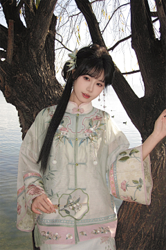 一条小瑞珺采集到中国传统服饰｜汉服 + 汉元素｜造型、绘画参考