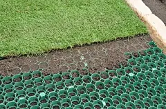 蜂窝网格砂石路加固垫。国外的铺路神器，主要作用是加固铺路时的砂土层强度。这是应用于草坪了。