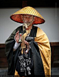 日本和尚耐心地等待上山步行到京都清水寺/ //摄影：克里斯托弗·陈