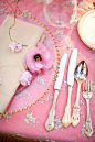 Very elegant clear beaded plates a top a very pretty pink table cloth.@北坤人素材