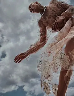 摄影师Sølve Sundsbø 与法国版《Numéro》合作，拍摄了一系列以蓝天白云为背景的时尚大片「Stellaire」，看不见地平线的影像当中，模特儿Maggie Maurer 以不同的远近、角度和表情在镜头前自在伸展，能带出空气流动感的轻盈布料与质朴的贝壳饰物互相搭配，彷彿漂浮在云端梦游一般，整个摄影系列就是 Sølv ​​​​...展开全文c