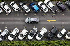 从上面看停在停车场的汽车。