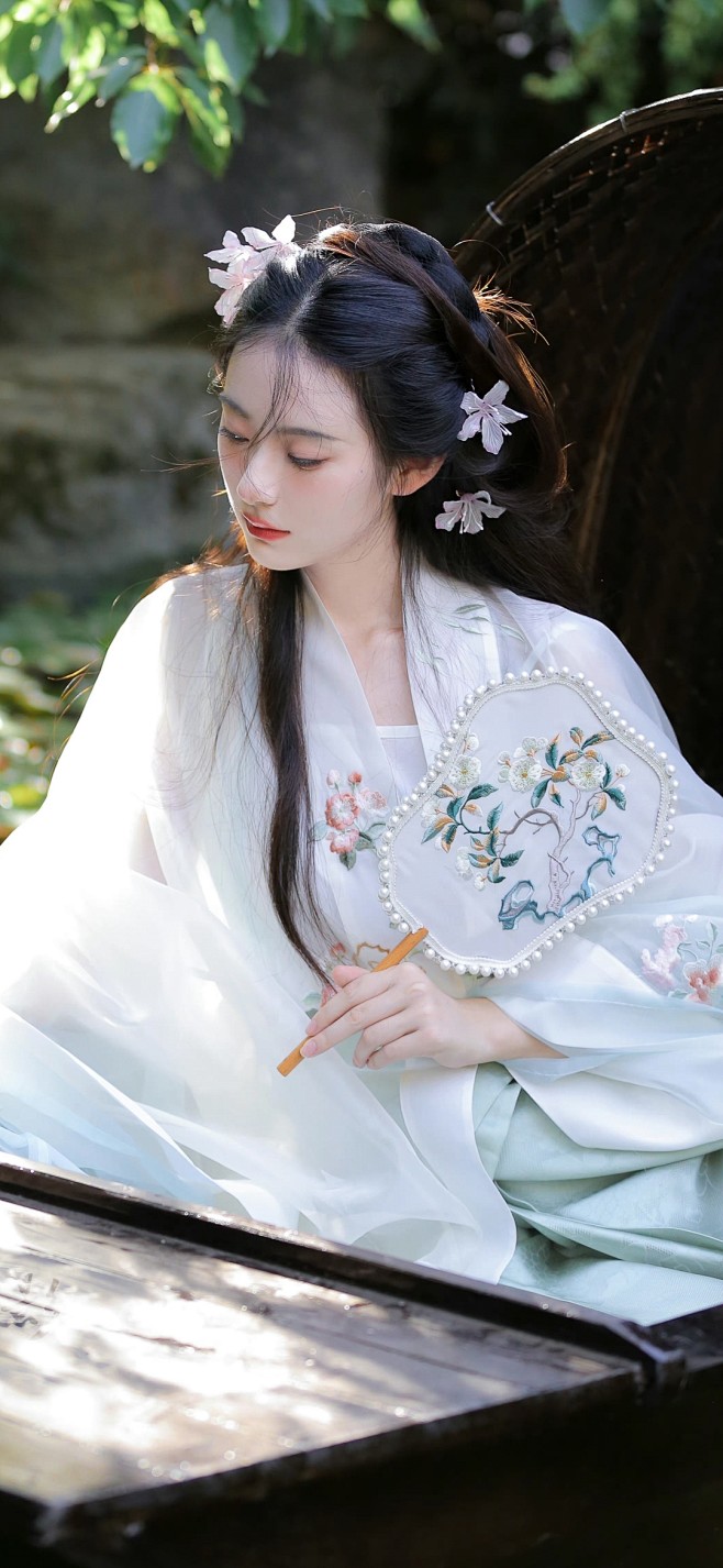 绿遍山原白满川，子规声里雨如烟。