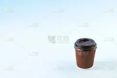 棕色一次性安全耐热双层壁纸带走一杯咖啡。彩色环保纸板杯热饮，白色帽上的蓝色梯度背景，接近拷贝空间