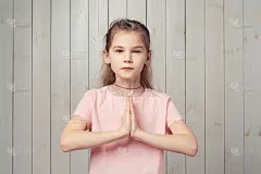 忸怩作态的小女孩求情、乞讨，用手比划着求求的手势说请，皱着眉头，一副悲伤的样子