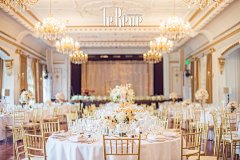 京玺国际【田园小清新婚礼】 By @京玺国际 :  田园小清新风格的婚礼，充满鲜花绿植。别出心裁地选用镜面桌位表&amp;水牌，布置银白色的走马灯、欧式烛台、镜子等，让婚礼现场充满梦幻感，闪闪发光。每位宾客都有一个专属于自己的酒塞名片卡。简单的笔记簿签到，体现着婚礼在繁华外表之下的纯粹，是永恒的幸福烙印。