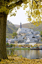 Beilstein, Rhineland-Palatinate, Germany。德国莱茵兰-普法尔茨州拜尔施泰因。距科赫姆不到10公里的拜尔施泰因虽然鲜为人知，却非常值得一游，他被誉为是德国保存最为完好的中世纪小镇之一。只不过船舶大多不停靠拜尔施泰因，只能驱车前往，但也因此留下了些许宁静与美好。 #攻略# #街景#