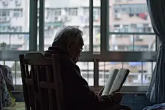 社团老年人看书阅读图片