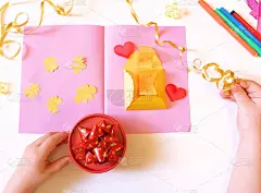 自制贺卡，纸制鲜花作为母亲节，生日或情人节的礼物。礼物盒子。艺术工艺概念。孩子工艺。