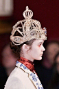 【Undercover FW14】
当年这套红眼妆非常有名，结果好像太过吸引注意力，结果时装讨论的并不多。

不光是青花瓷的衣服、手里拿着的毒苹果（图10）、头发编织的皇冠也很华丽（图18）。

但都抵不过苍白皮肤红眼睛的魔力。
...展开全文c