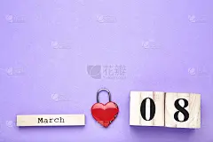 木制日历上的妇女节，紫色的背景是心形的挂锁