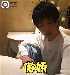 #30天安利华晨宇#  分享一组小美喜欢的表情包
我们傲娇的花花@华晨宇yu 吃东西都那么可爱！还不忘记发型不能乱
小美现在超期待周六的#华晨宇一人我饮酒醉# 你们期待吗？ ​​​​