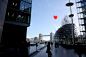 “Chubby Hearts”【胖嘟嘟的爱心】
一封“给伦敦的情书”（"love letter to London”）

2018年第一次将巨型红色气球放到伦敦的天际线中。在萨摩赛特府、特拉法加广场与国家美术馆等热门地点，伦敦市民抬头便能望见 “Chubby Hearts” 在天空中的红色惊喜点缀，在情人节期间颇受伦敦人喜爱。

装置持续至伦敦设计时装周，伦敦市长 Sadiq Khan 说道，“它向世界传递了一个信号：伦敦对创造力永远持开放态度。

by.设计师Anya Hindmarch