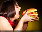 吃汉堡的肥胖女性高清图片