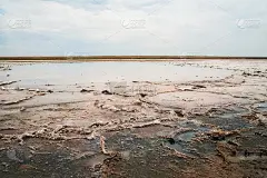 美丽的自然纹理背景在一个盐湖，河流。俄罗斯埃尔顿盐湖，水面上的日落，孤独，沉默，平静美丽的自然纹理背