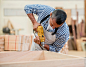 人,家具,生活方式,小企业,办公室_538144171_Carpenter assembling a piece of furniture_创意图片_Getty Images China