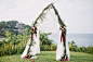 海边婚礼仪式区布置，架起一座拱门，我们在此结缔良缘！+来自：婚礼时光——关注婚礼的一切，分享最美好的时光。#拱门#