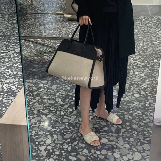 the row的小众包款 the row是我最爱的牌子。他家从衣服到包都充斥着难得的清冷气质。 : the row的小众包款 the row是我最爱的牌子。他家从衣服到包都充斥着难得的清冷气质。真丝白拖鞋也是特别百搭经常穿的一款。最近出的帆布包包都很爱，能把帆布做出这么高级质感的也就只有the ro