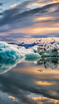 冰雪奇缘~冰岛的冬季的白昼时间很短，日落之前太阳用尽最后的余晖染红了天空的一角，如点燃在冰雪中的火焰，放出最后的光亮与温度。——冰岛#欧洲