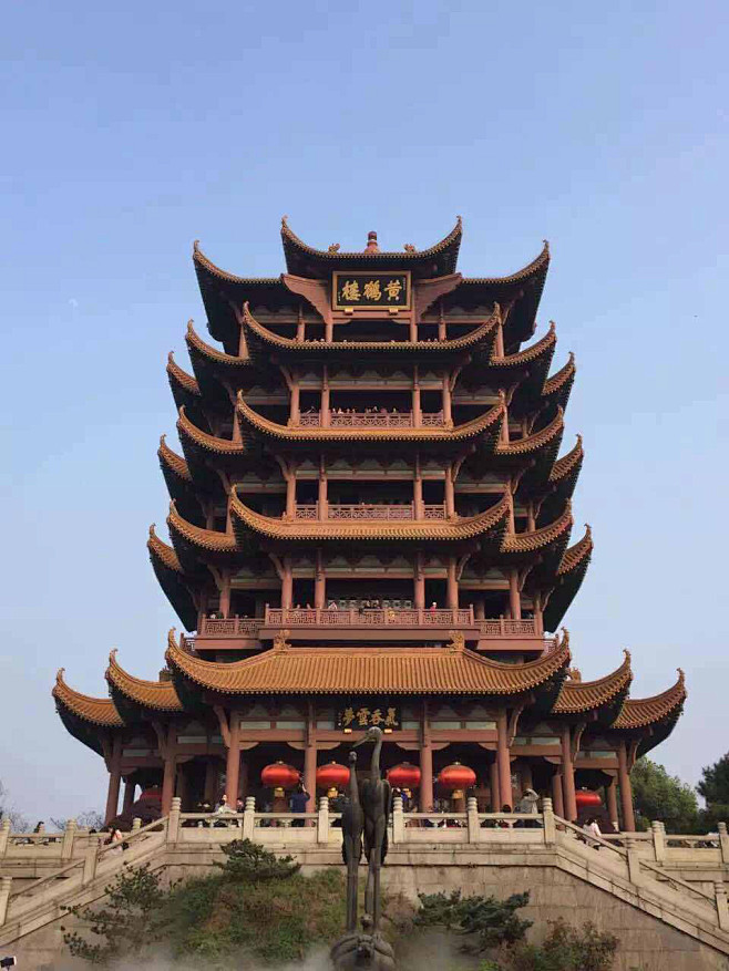 黄鹤楼：位于武昌蛇山，西抵司门口大桥头，南临阅马场及红楼，北临京广铁路干线，海拔平均高度85米。黄鹤楼为武汉黄鹤楼公园主要景观。黄鹤楼始建于 ...
