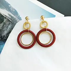 复古韩风夸张大气圆形耳圈时尚木头几何街拍时尚百搭女耳环女耳夹 : 阿里巴巴复古韩风夸张大气圆形耳圈时尚木头几何街拍时尚百搭女耳环女耳夹，耳环，这里云集了众多的供应商，采购商，制造商。这是复古韩风夸张大气圆形耳圈时尚木头几何街拍时尚百搭女耳环女耳夹的详细页面。材质:木，风格:复古，货号:E643，加印LOGO:可以，品牌:比兰迪，样式:女式，造型:几何型，适用送礼场合:生日,婚庆,商务馈赠,广告促销,展销会，包装:独立包装，加工定制:是，生产编号:E643，产地:青岛，主要下游平台:速卖通，颜色:耳夹黑色一