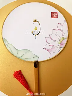 插畫與珠寶手繪完美演繹。結合綾羅綢緞的團扇呈現視覺和享用的完美體驗。中華民族傳承中，扇文化是器物文化壹個重要支脈，而團扇則是扇文化的重要組成部分。唐代出現大量以團扇為意象載體的詩作，或慨嘆美人失勢，或感傷文人失意，或祝福新人合歡。團扇所承載的文化內涵也因文人們精心雕琢而愈加豐富， ​​​​...展开全文c