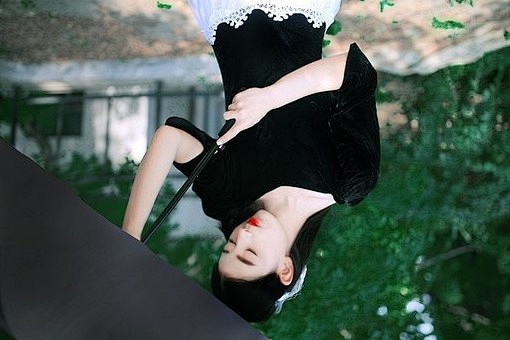 还好我们没有一起走过太多路，
没有一起听...