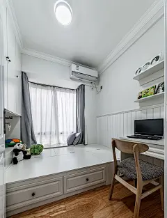 业主要求：简洁，层高尽量保持原层高，能不吊天花就不做，轻装修重装饰，对白灰、北欧、小美色系比较喜欢，希望厨房能大些，家庭主要是三人常住，父母偶尔来短住过冬。喜欢简单温馨的风格，北欧美式混搭都可，总之要明亮些，看上去要美美的。
设计说明：综合所有因素我们寻找一个共有的特质——简约+违和感，过于明亮的色彩会打破这里安静，不如就灰白相间，偶尔点缀并不鲜艳的粉和木色来，层次也分明。让陈设洗练一些，清减物品，心灵跟着也放空，不为杂物所累的生活才是“乐”境界