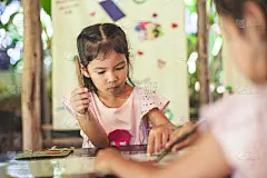 可爱的亚洲小女孩在学习中心用大象粪便回收纸制作工艺品