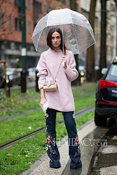 【图】时尚雨中曲不能停！2014秋冬米兰时装周秀场外街拍(1)：东道主Chiara霸气又俏皮、变色龙Elisa转型浪漫小女人_第11页_秀场外街拍_海报时尚网