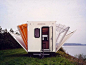 雨篷拖车（De Markies）是荷兰建筑师和设计师Eduard Bohtlingk带来的创意，它的设计可以追溯到1985年，是当时一个名为Temporary Living的竞赛的参赛作品，并在1996年的鹿特丹设计奖中获得了最受公众欢迎的奖项。在移动的路上，雨篷拖车仅长4.5米、宽2米，但当到达露营地后，将两边的雨篷式车厢展开，就能瞬间得到将近三倍的宽阔空间。