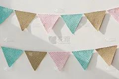 五彩缤纷的小旗帜孤立在白色背景上，生日、周年纪念、庆祝事件、节日贺卡背景