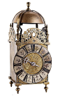 1690年威廉·马丁黄铜灯笼钟，机轴式擒纵和钟摆置于表盘后面，表盘中心滚动状郁金香花叶雕刻装饰，镂空金属指针，罗马数字时标。表盘下方有“Martin”标记，高度约37cm