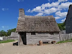 有茅草屋顶的乡村小屋_5258002705