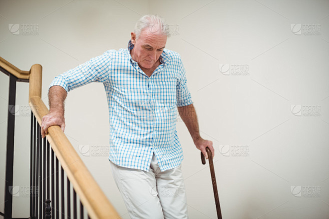 老人拄着拐杖爬下楼