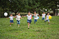 亚洲人,仅日本人,人,跑,锻炼_ik-1082-00600_Children holding balloons and running in park together_创意图片_Getty Images China