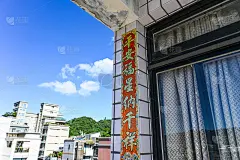 2019年9月13日，台湾新台北，人们在门口张贴春联。