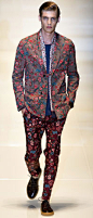 Frida Giannini的2014年春夏季系列将奢华风格与运动装束融合起来。定制造型迎合男士对于奢华探险风格的需求，包括中国风迷彩花卉西装、高科技parka大衣和氯丁橡胶镶拼长裤。