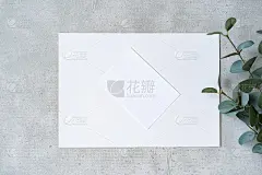 放在混凝土平面上的白纸