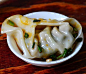 收藏  walihyj  
发布于：2013/11/18 16:08:20

虽然馄饨和饺子一样都带有馅料，但馄饨一般都带汤，so，吃起来特别鲜美。馄饨造型也是多种多样，常见的有：莲花式，元宝式，广式云吞。。不会的，收着着包起来
  



  


  

当然，光会包还不够，馄饨吃法也是多种多样的




●鲜虾鸡汤馄饨● 

  
食材：肉糜300g、鲜虾仁300g、鸡腿1只、面粉500g、鸡蛋2个、姜1块、大葱2段、香菜2根、黑胡椒2茶匙、蚝油2汤匙、盐2