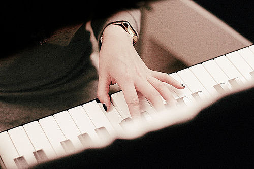 聆听钢琴之声 经典黑白钢琴图片