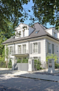 Harlaching Menterschwaige - LINK GmbH - Die Münchner Hausmanufaktur Home Design Floor Plans, Home Building Design, Building A House, House Paint Exterior, Dream House Exterior, Exterior Design, Painted Brick Exteriors, House Outside Design, House Design P