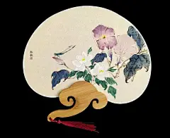 宣传家乡茉莉花，鼓楼这位画家独创新画法_陈钜龙 : ▲ 陈钜龙和他的茉莉花画作 一是其外形似水仙花，笔法稍不注意，极易将两者混淆；二是茉莉花没有花心，叶子也小，缺乏辨识特征；三是花瓣素雅雪白，在白色的宣纸上表现力不佳。 为了宣传家乡的市花…